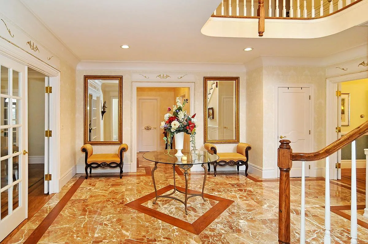 6 bed, 6.5 bath, 5762 sqft, $8,700 — Photo 1