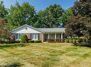 15950 Meadow Oak Dr, Chesterfield, MO 63017