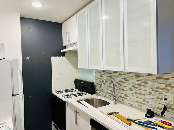 2nd image of 528 W 46th St APT 5W