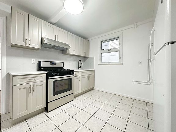 3rd image of 682 New Dorp Ln #R