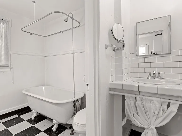 1 Bedroom with den close to SW! Walking distance to Providence Park! — Photo 25