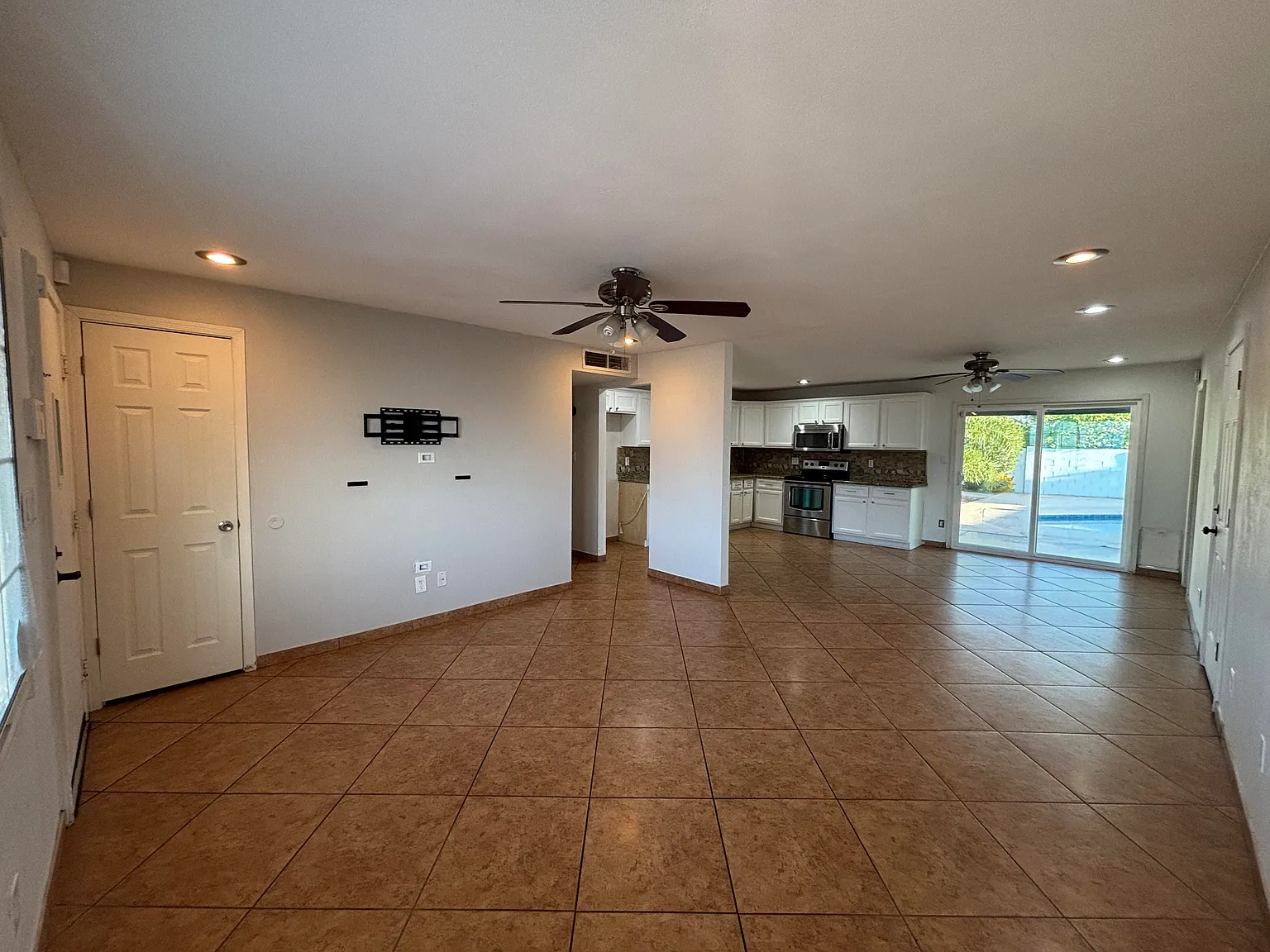 3 bed, 1148 sqft, $2,500 — Photo 2