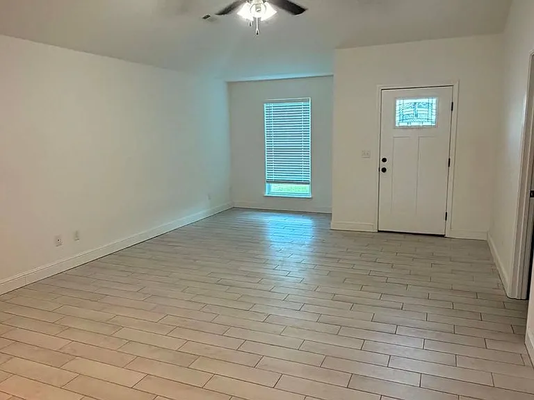 347 Sidney Ln — Photo 3