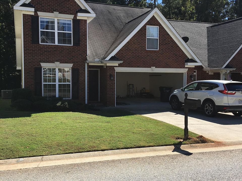 Front of house end unit townhouse.