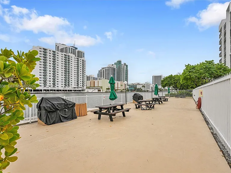 800 Parkview Dr #605 — Photo 43