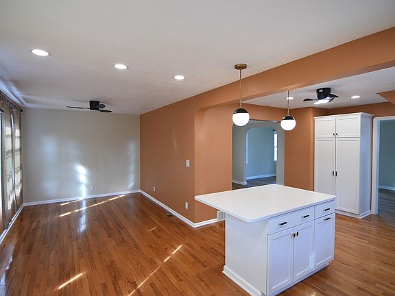 3rd image of 5826 Queens Hwy