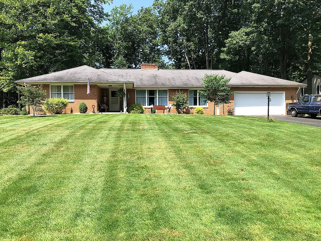 609 Treetop Ln photo 1