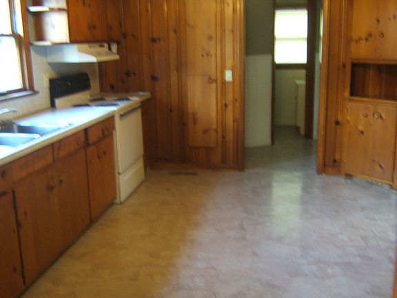 4th image of 431 W 8th St