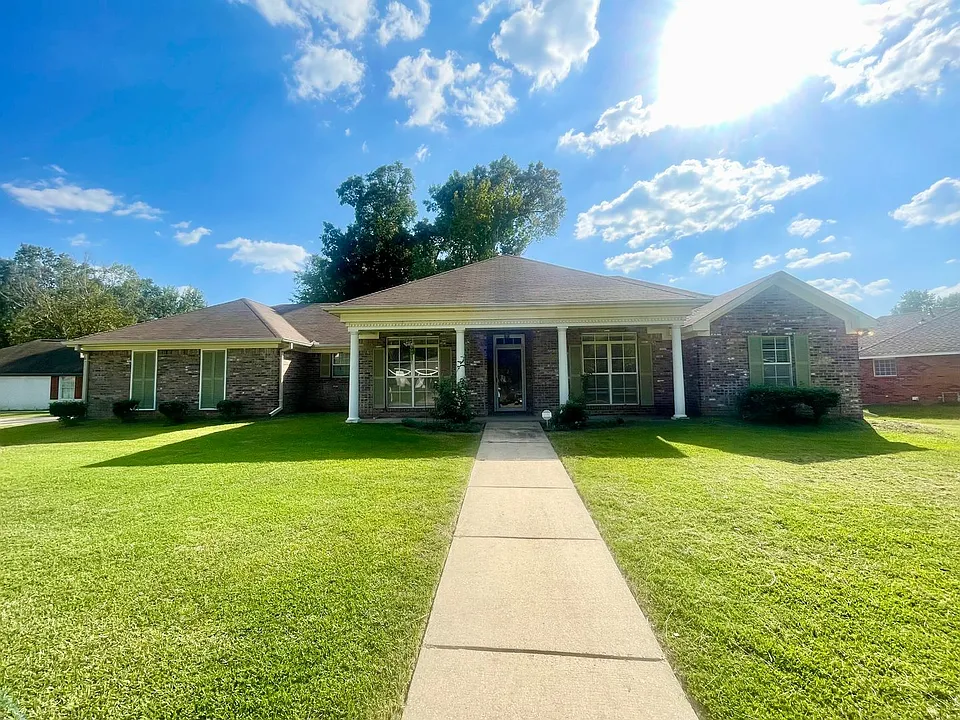 311 Longleaf Dr