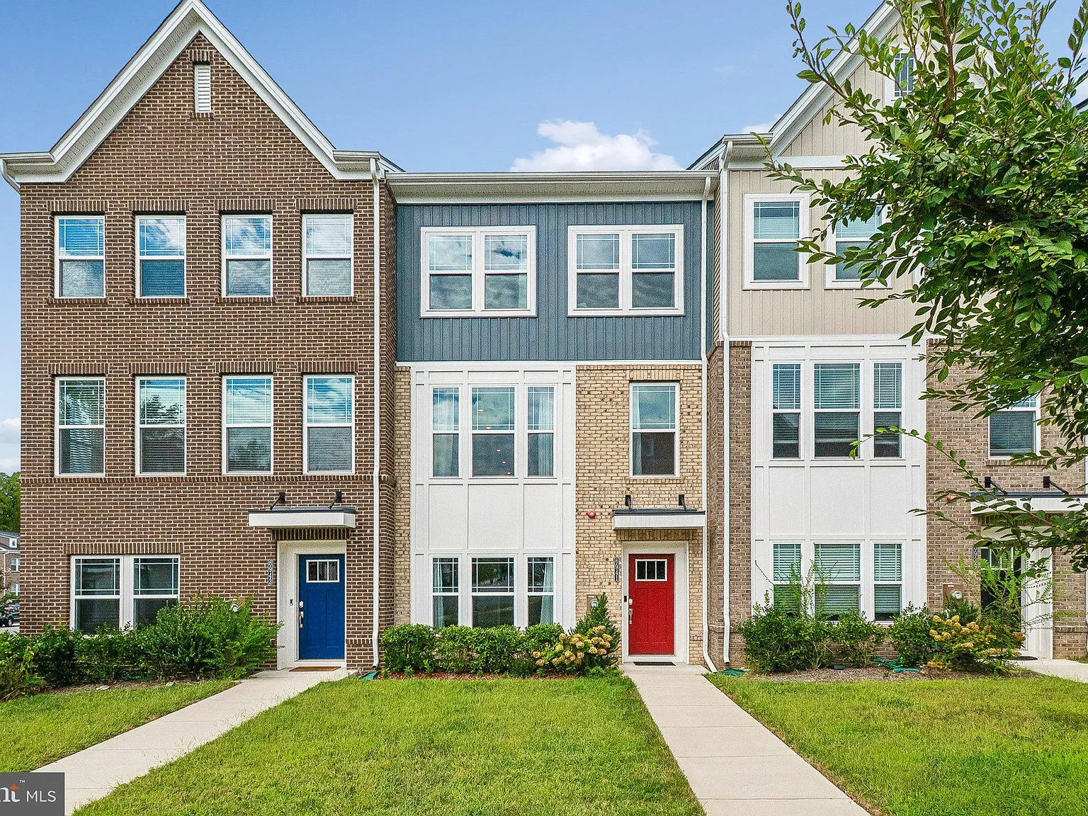 3 bed, 2.5 bath, 2440 sqft, $3,300 — Photo 1
