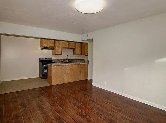 3rd image of 2715 La Loma Dr