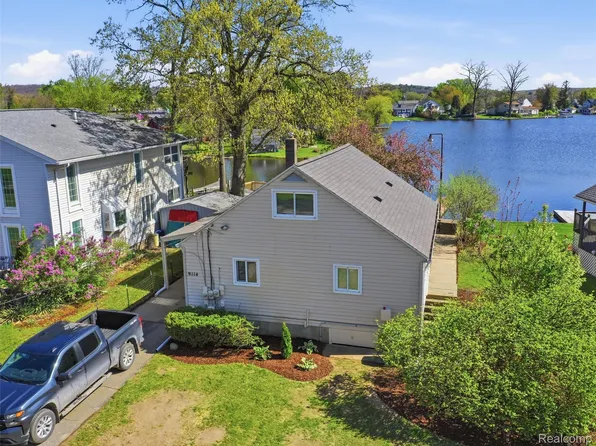 9114 Pontiac Lake Rd, White Lake, MI 48386