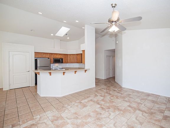5th image of 2686 S El Capitan Ave