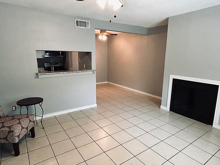 720 Memorial Mews St #B — Photo 8