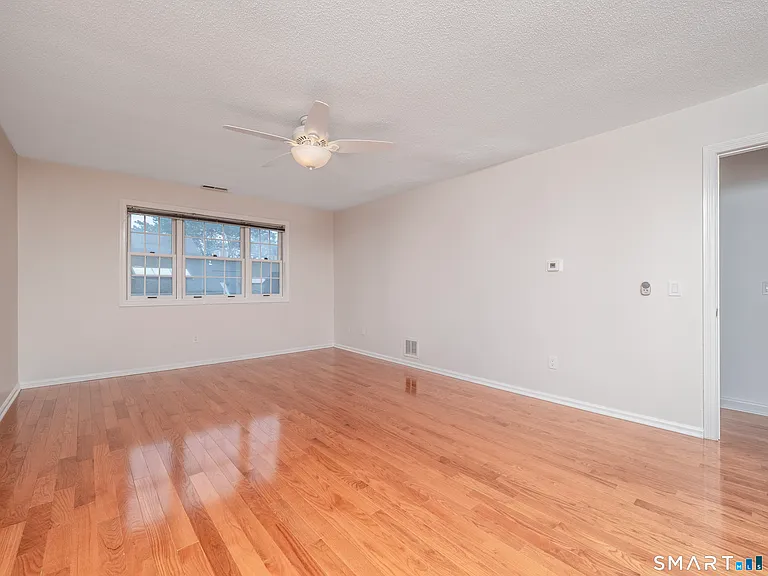 37 Wilton Crst #37 — Photo 16