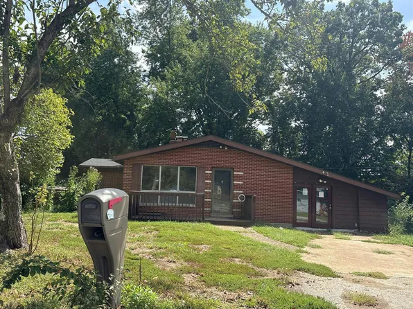 6102 Warren Dr, Belleville, IL 62223