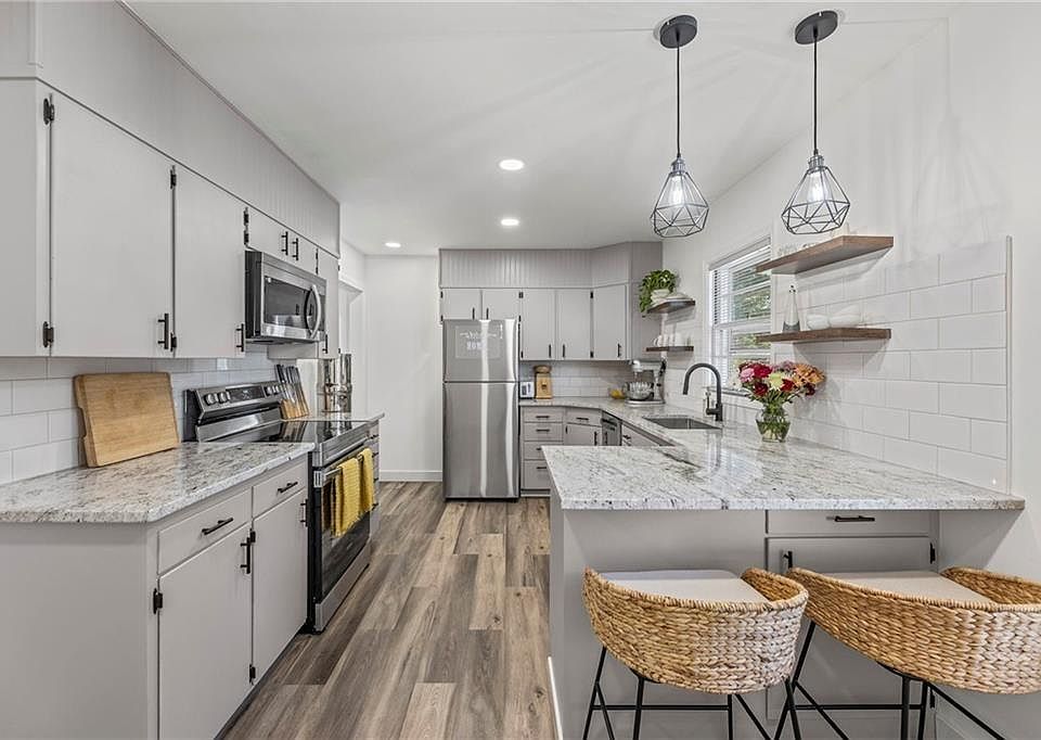 1st image of 227 W 2nd Ave