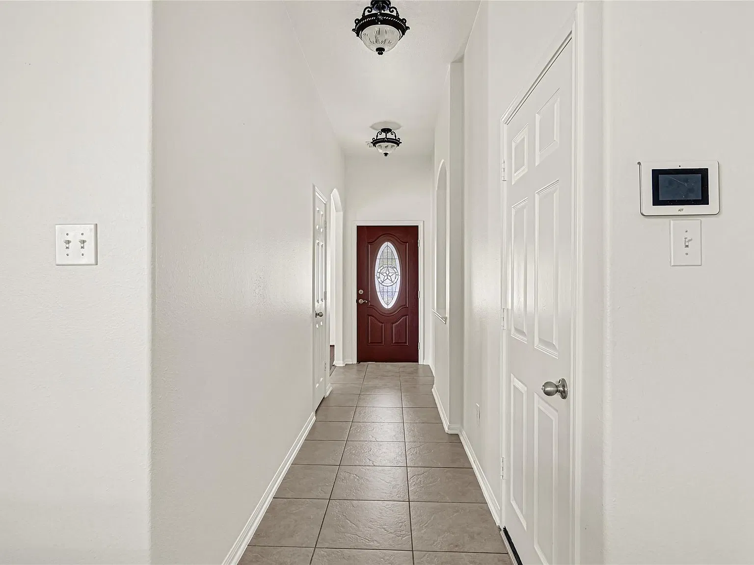 3 bed, 2.0 bath, 1586 sqft, $2,100 — Photo 3