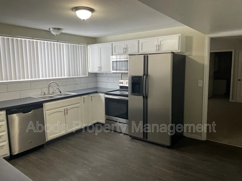 480 W 10th St