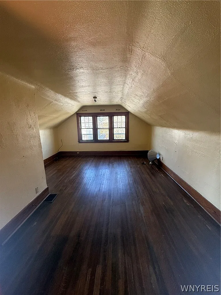 2 bed, 1.0 bath, 2510 sqft, $1,200 — Photo 4