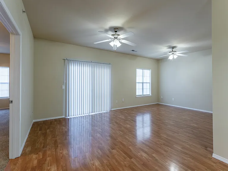 Coryell Courts Apartments — Photo 43
