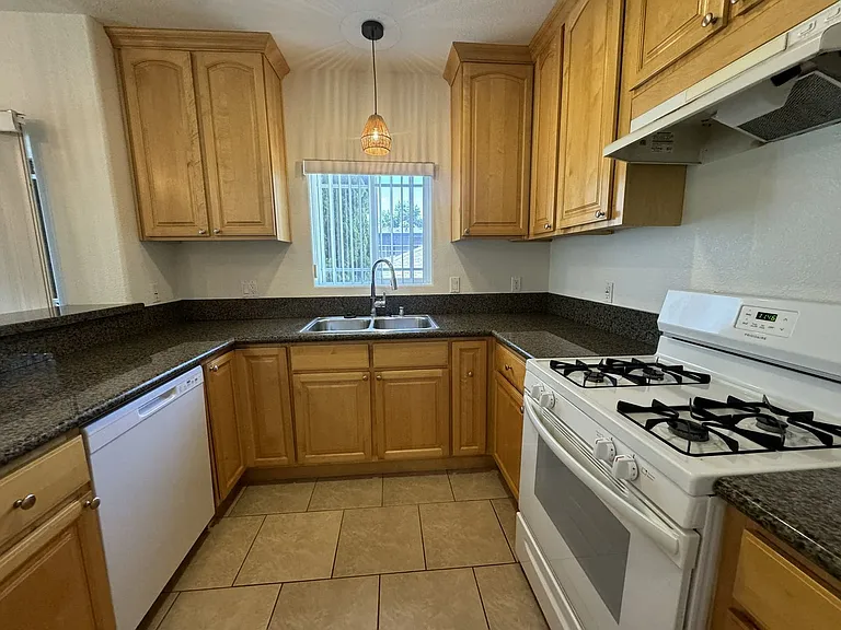 4077 Inglewood Blvd — Photo 13