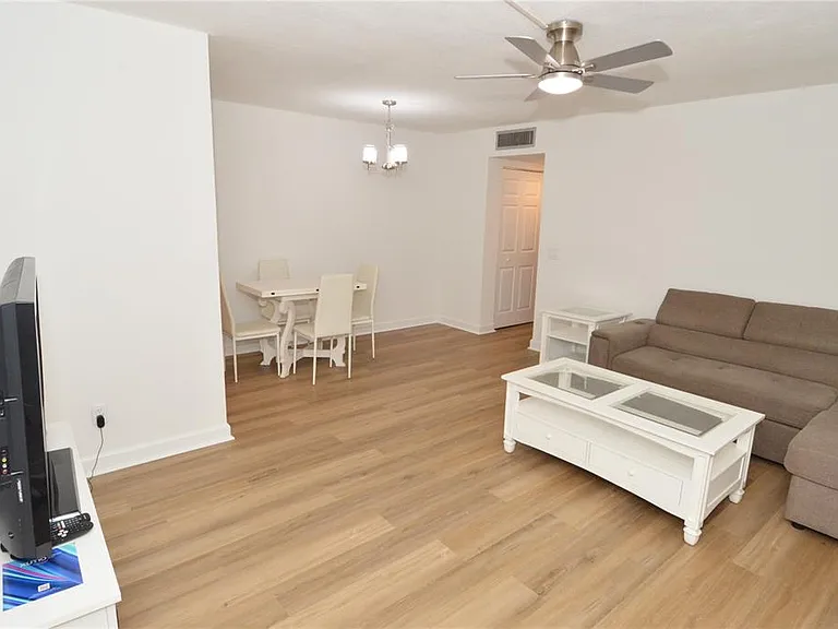 4700 Cove Cir #107 — Photo 11