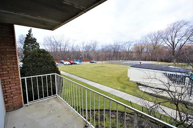 300 W Fullerton Ave — Photo 14