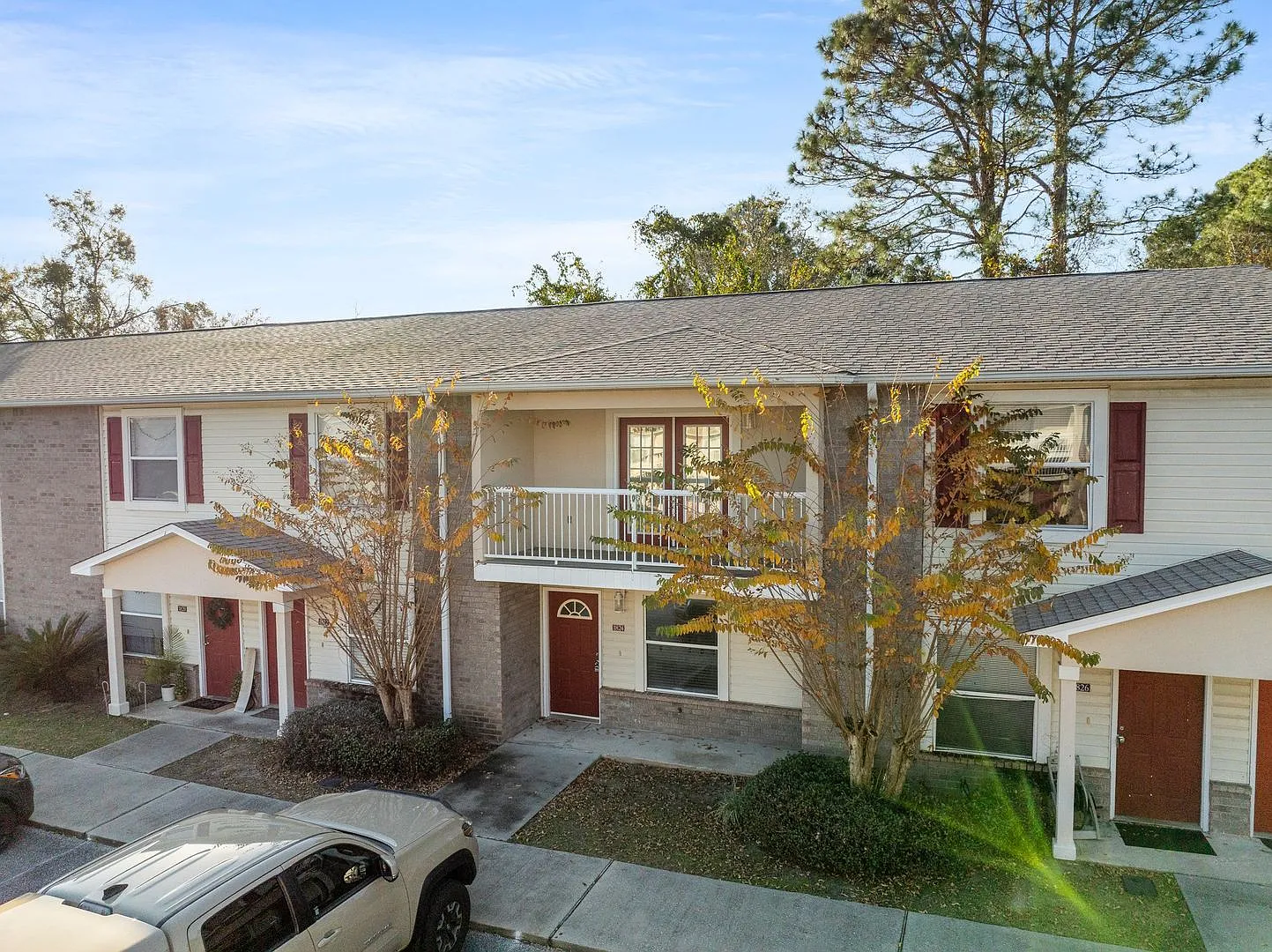 Updated Townhouse in PRIME location!! — Photo 3