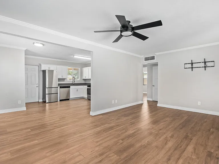 527 E Whitton Ave — Photo 10