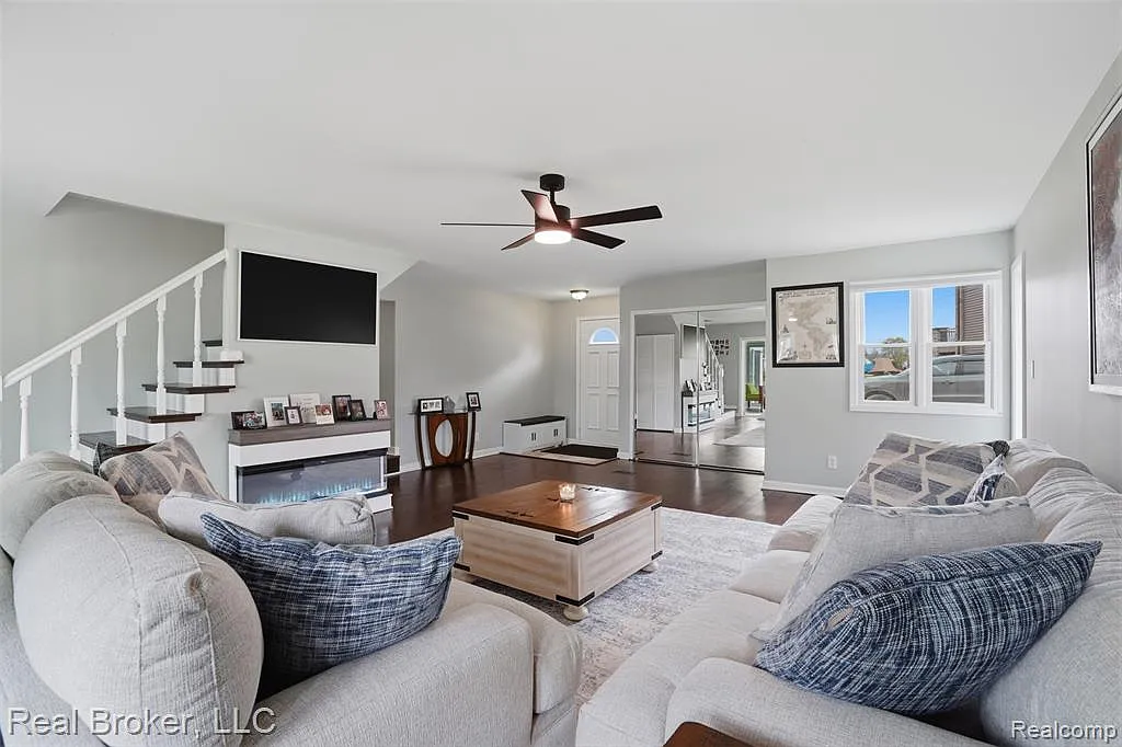 3 bed, 2.0 bath, 2975 sqft, $5,000 — Photo 4