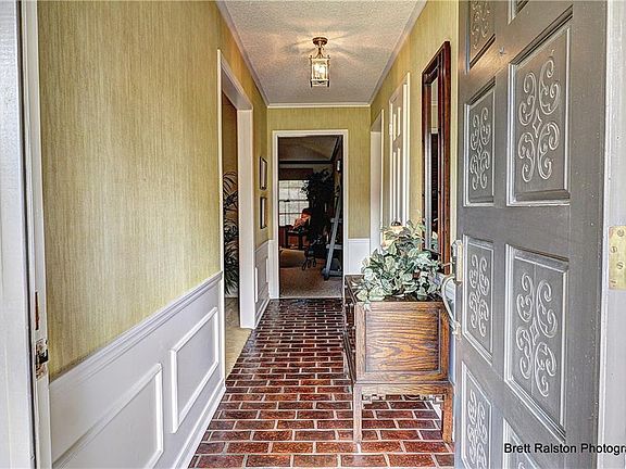 2nd image of 1422 E Oaks Manor Dr
