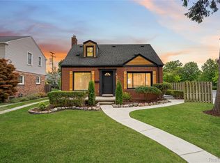 1814 Hunt Club Dr, Grosse Pointe Woods, MI 48236