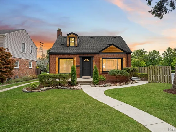 1814 Hunt Club Dr, Grosse Pointe Woods, MI 48236