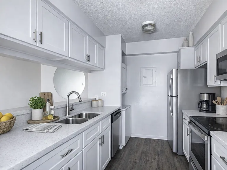 Falcon Point Apartments — Photo 34
