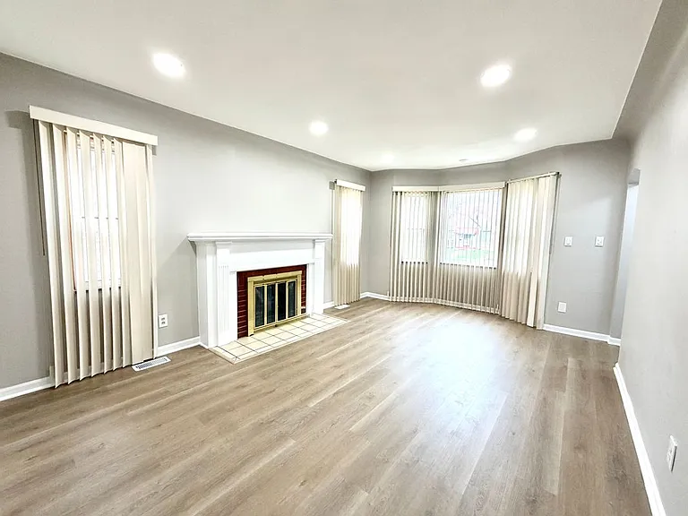 18235 Tracey St — Photo 10