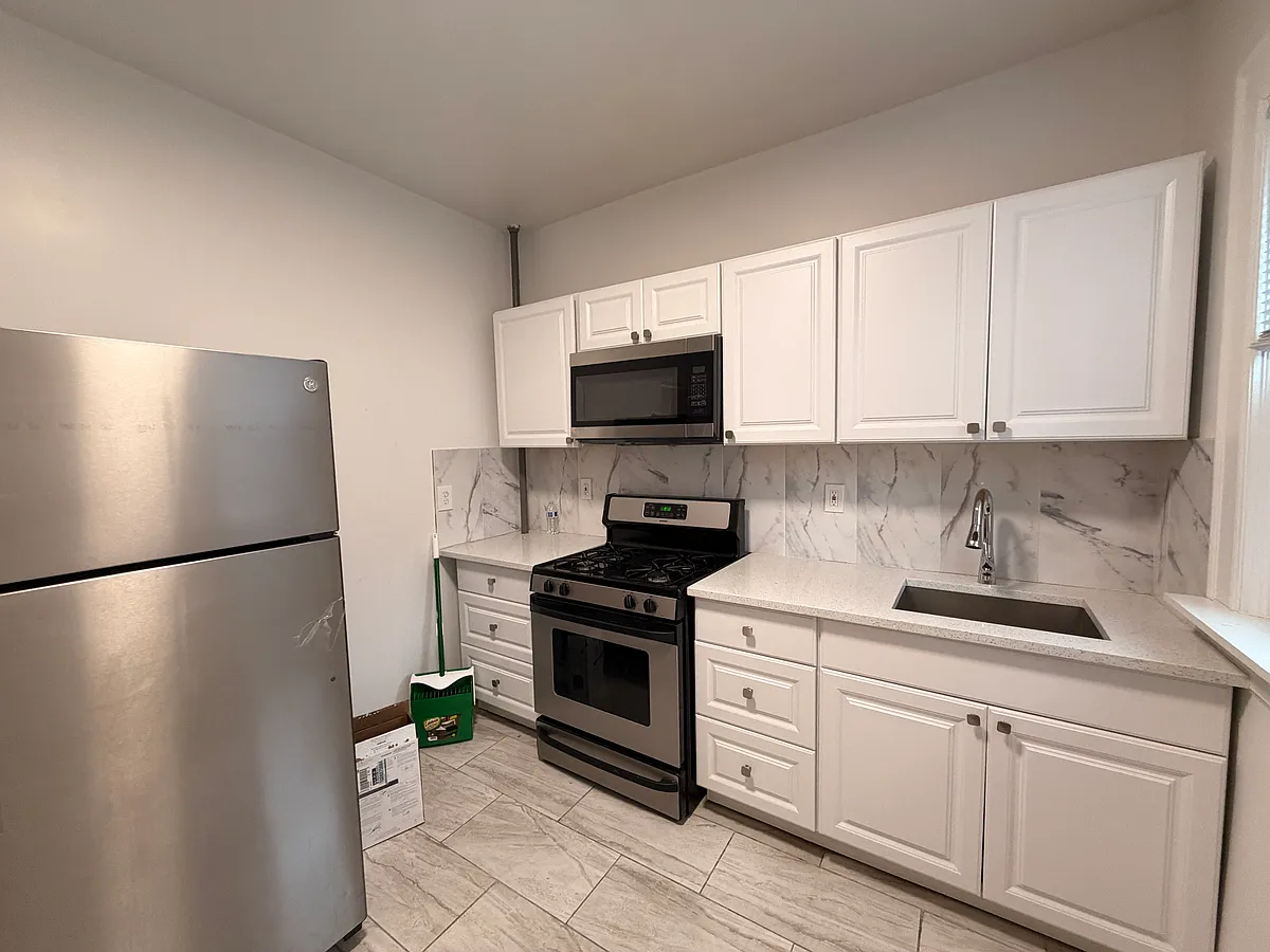 Building Photo - 1646 Radcliff Ave #1