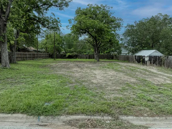 809 E Fannin St, Luling, TX 78648