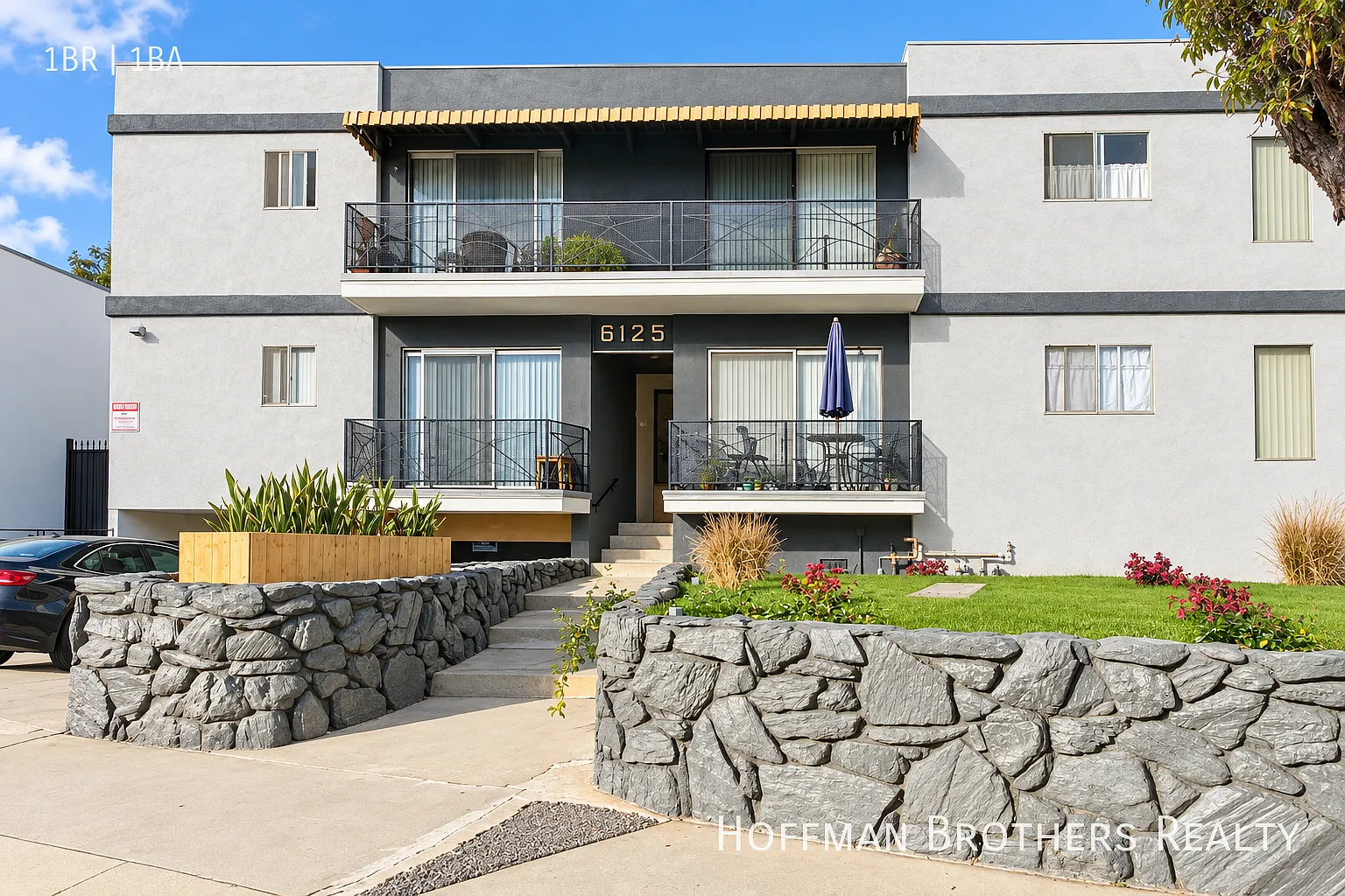 Modern 1-Bedroom With Granite Kitchen, Balcony & Included Parking!! — Photo 3