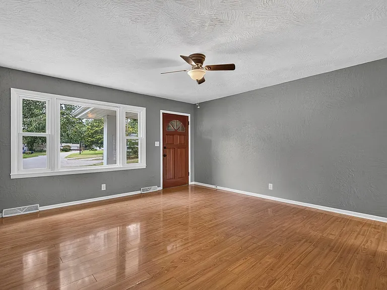 2724 N Franklin Ave — Photo 5