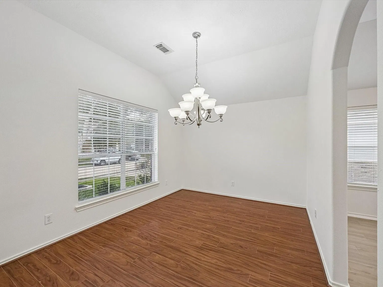 4 bed, 2.0 bath, 1949 sqft, $2,300 — Photo 4