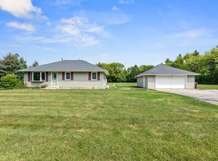 598 Valley Rd, Oconomowoc, WI 53066