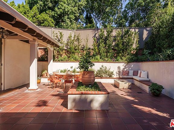 4th image of 2560 Micheltorena St