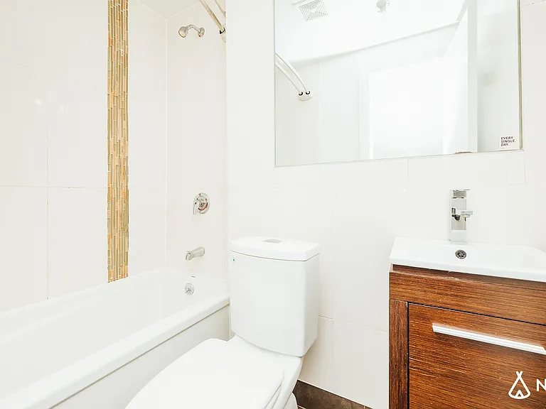 33 Montrose Ave #2R — Photo 9