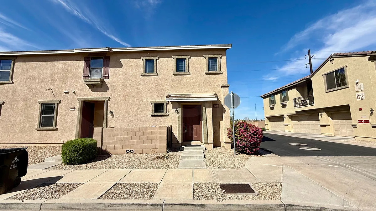 2 bed, 2.0 bath, 1227 sqft, $1,700 — Photo 2