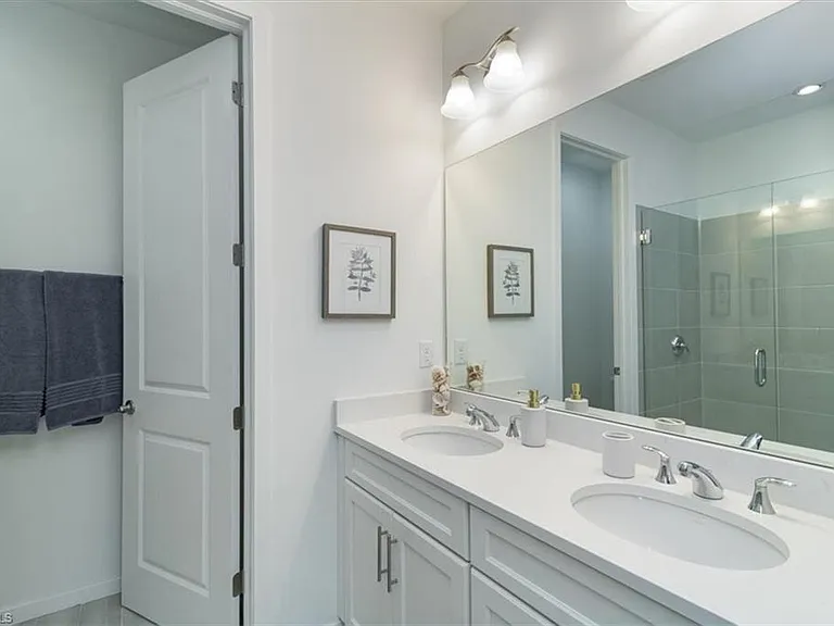13021 Pembroke Dr — Photo 19