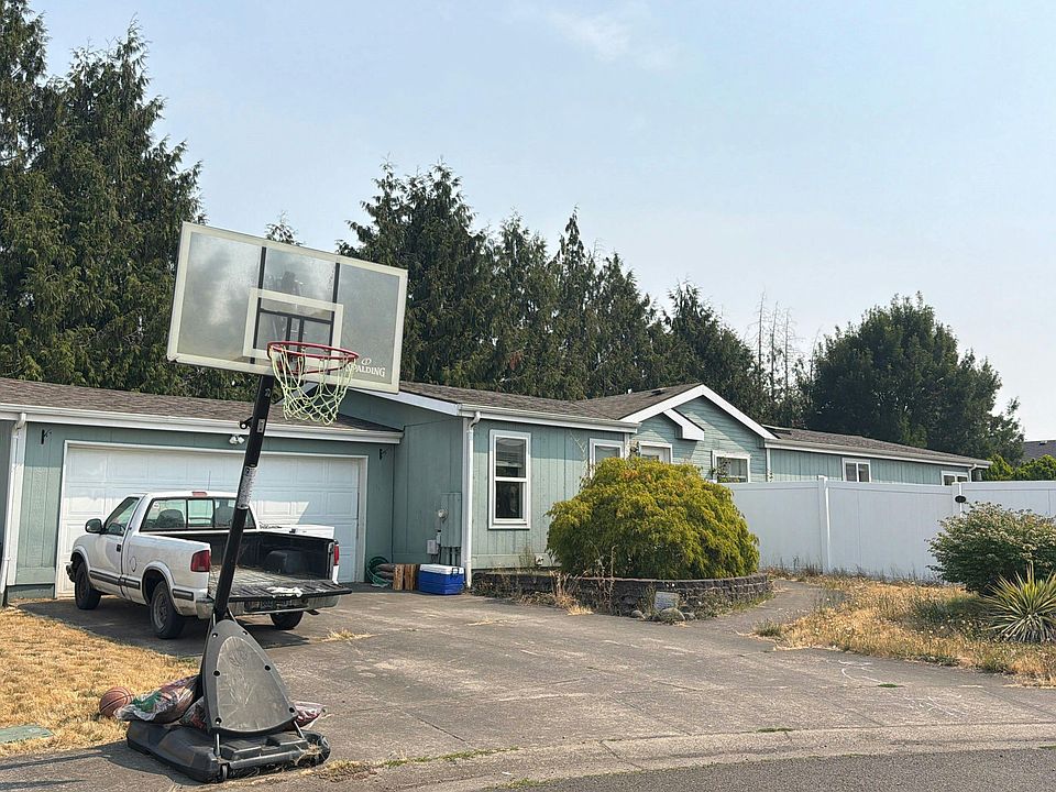 2nd image of 743 Saint James Pl
