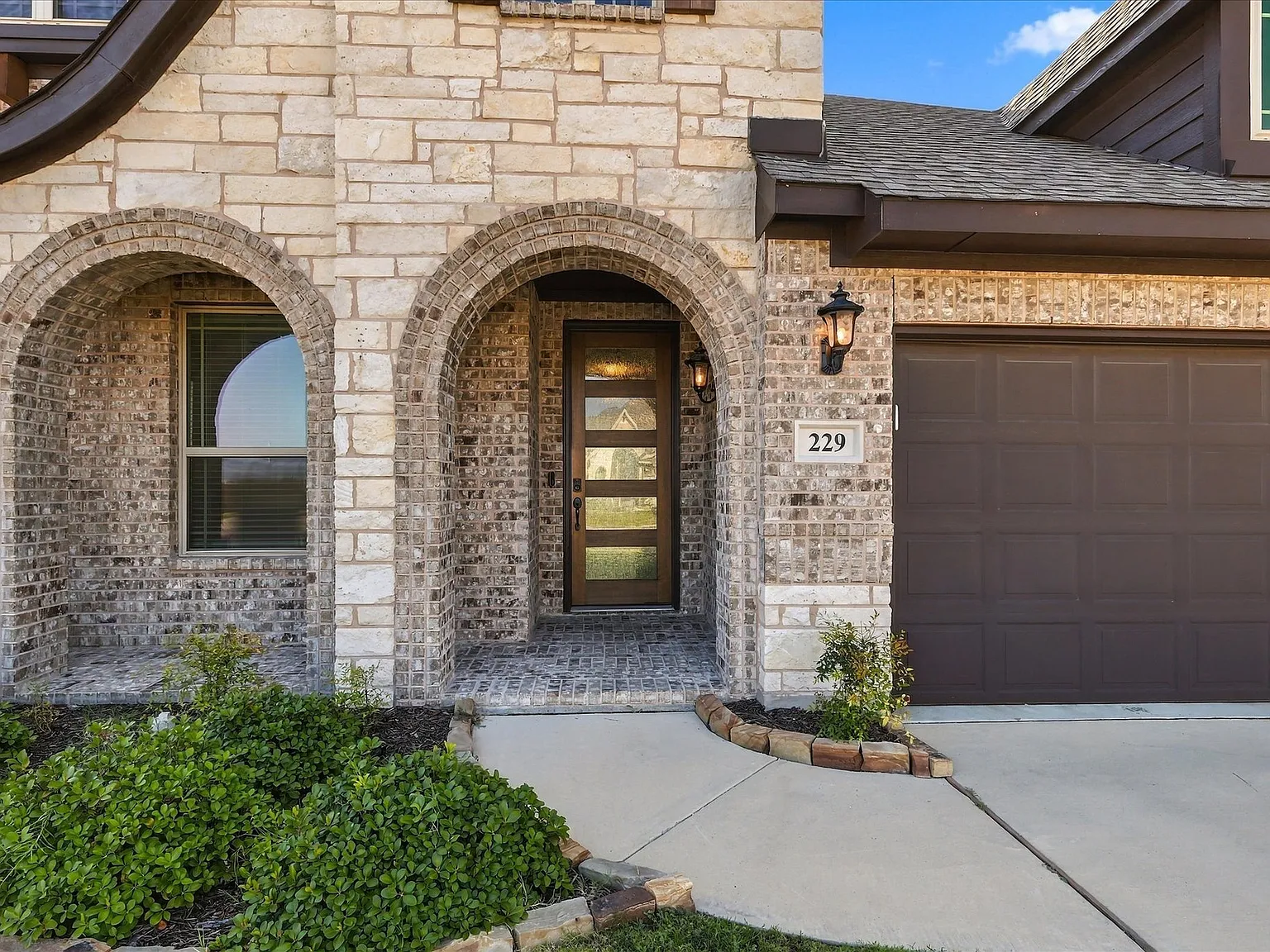 5 bed, 3.5 bath, 3274 sqft, $3,200 — Photo 3