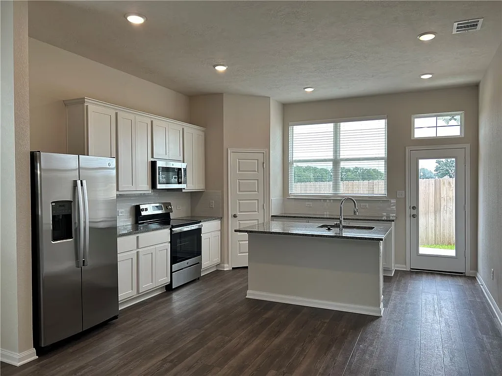 3 bed, 1509 sqft, $2,000 — Photo 2