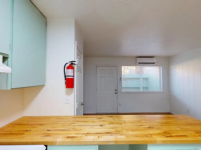 Updated and Very Private 1 Bedroom Apt with a Yard — Photo 7